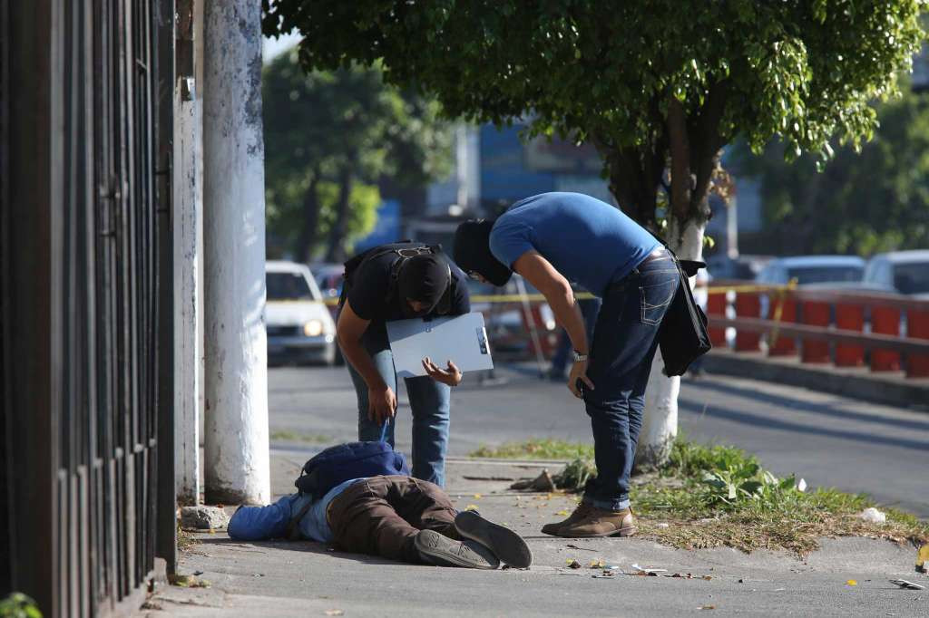 Những bức ảnh dưới đây phần nào giúp độc giả hiểu thêm về cuộc sống ở quốc gia đáng sợ này. Ảnh: Thi thể một người đàn ông bên vỉa hè ở San Salvador, El Salvador, ngày 7/4/2016.