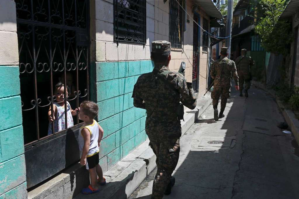 Các binh sĩ chính phủ tuần tra trong một con ngõ ở Colonia Jardin de Don Bosco, San Salvador ngày 6/4/2016.