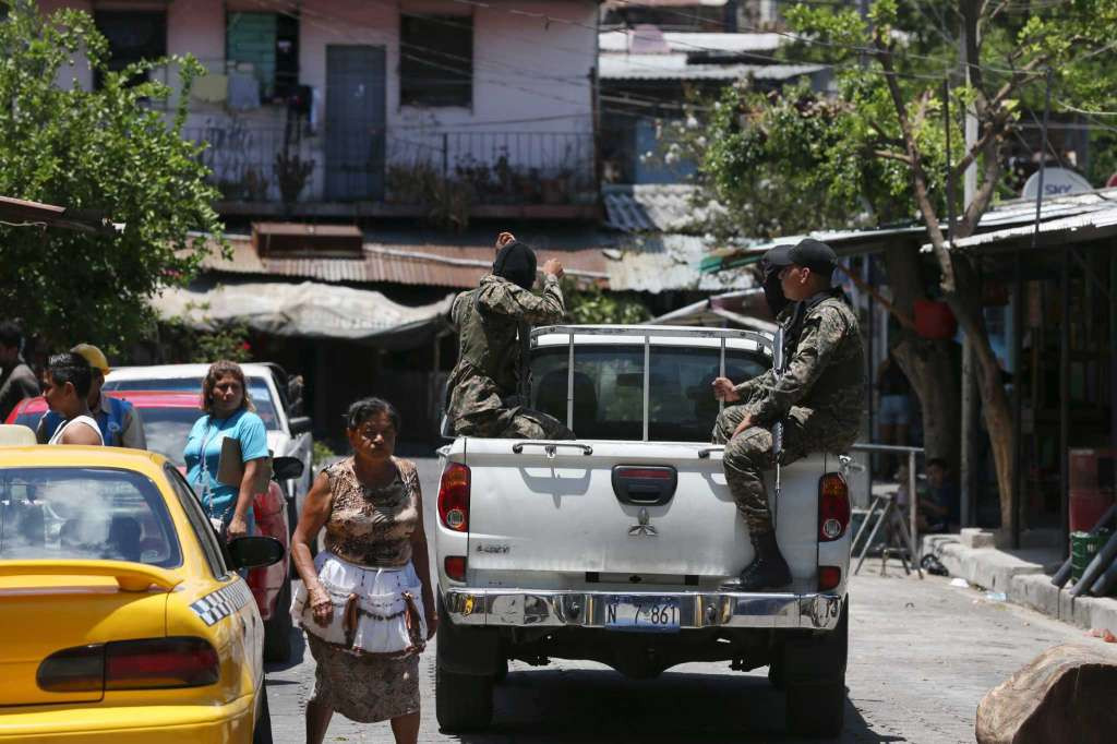 Được biết, Colonia Jardin de Don Bosco là “quê nhà” của hai trong số những băng đảng đường phố khét tiếng nhất El Salvador là MS-13 VÀ Barrio 18.