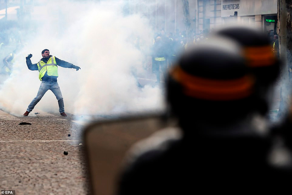 Nhiều địa điểm nổi tiếng ở Paris như Bảo tàng Louvre, Bảo tàng Orsay và Tháp Eiffel,… đã tạm thời đóng cửa trong ngày hôm nay để đảm bảo an toàn. Ảnh: EPA.