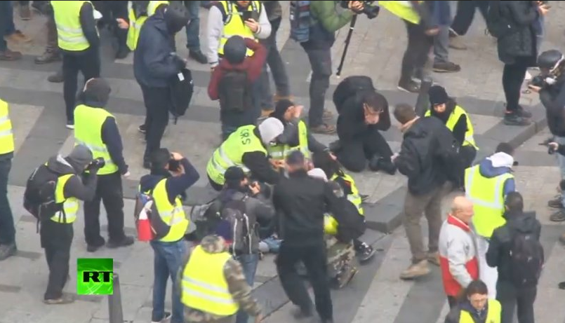 Được biết, hàng nghìn người đã tập trung tại trung tâm Paris hôm 8/12. Cuộc biểu tình ở đại lộ Champs-Elysees biến thành bạo lực ngay sau lúc 10h (giờ địa phương) khi đụng độ xảy ra giữa người biểu tình và lực lượng an ninh Pháp. Ảnh: RT.