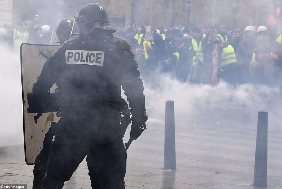 Cảnh sát Pháp đã phải dùng đến hơi cay để giải tán đám đông người biểu tình ở thủ đô Paris. Ảnh: Getty.