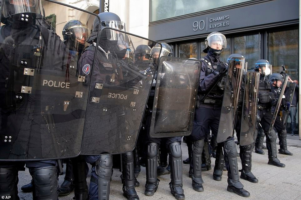 Được biết, cảnh sát Pháp đã triển khai xe bọc thép tại một số địa điểm quan trọng như Quảng trường Bastille và Khải Hoàn Môn hôm nay để sẵn sàng ứng phó. Ảnh: AP.