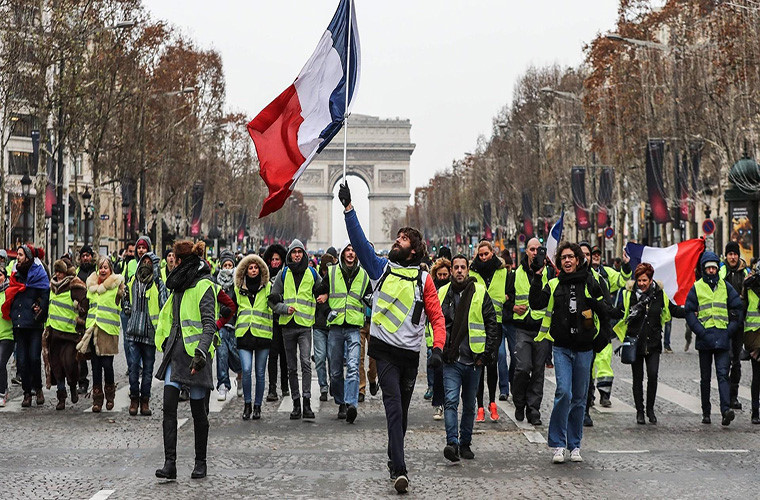 Thời gian gần đây, phong trào biểu tình “Áo Vàng” diễn ra trên khắp các thành phố nước Pháp, thậm chí còn lan sang nhiều quốc gia khác ở Châu Âu, Châu Mỹ và khu vực Trung Đông,...Ảnh: NBC News.