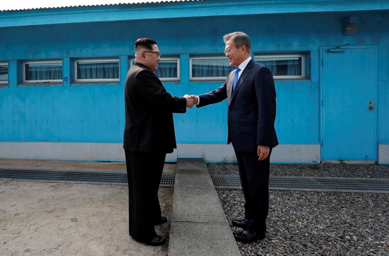 Cuộc gặp thượng đỉnh lịch sử liên Triều giữa Tổng thống Hàn Quốc Moon Jae-in và nhà lãnh đạo Triều Tiên Kim Jong-un đã diễn ra vào tháng 4/2018. Theo đó, vào lúc 9h30 sáng ngày 27/4 (giờ địa phương), nhà lãnh đạo Kim Jong-un đã bước qua đường phân giới ở khu phi quân sự DMZ giữa hai miền Triều Tiên để gặp Tổng thống Hàn Quốc và tham dự hội nghị thượng đỉnh liên Triều. Đây được coi là dấu mốc lịch sử, mở ra chương mới trên bán đảo Triều Tiên. Ảnh: CNN.