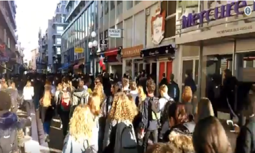 Được biết, tại Nice, đông đảo sinh viên đã tuần hành qua trung tâm thành phố và phong tỏa con đường cao tốc gần đó, khiến giao thông bị gián đoạn. Ảnh: RT.