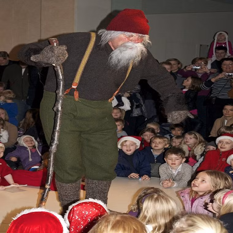 Theo Mirror, có tới 13 "ông già Noel" Yule Lads tại Iceland. 13 ngày trước đêm Giáng sinh tại Iceland, Yule Lads đầu tiên sẽ xuống núi và ghé thăm từng nhà để đặt quà vào những đôi giày của các em nhỏ trong lúc chúng ngủ. Những đứa trẻ ngoan sẽ nhận được kẹo hoặc quà và ngược lại, nếu cư xử ngỗ nghịch, chúng sẽ nhận được khoai tây thối. Ảnh: Mirror.