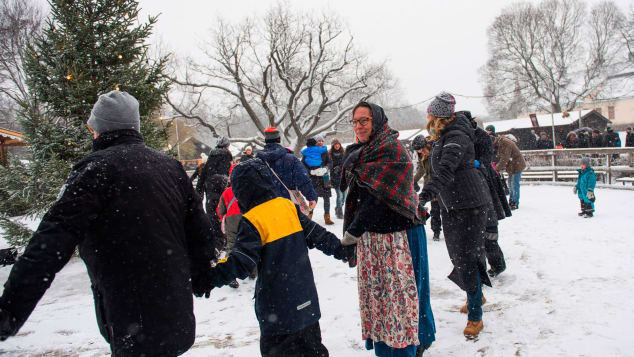 Chợ Giáng sinh Skansen ở Stockholm, Thụy Điển, được tổ chức vào dịp cuối tuần từ cuối tháng 11 mỗi năm. Các sạp hàng trong khu chợ này bày bán đồ thủ công Thụy Điển, xúc xích truyền thống, gia vị, gà tây hun khói và nến,...