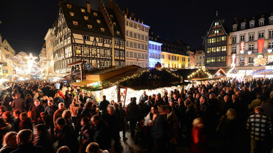 Hiện nay, khu chợ Strasbourg bao gồm 300 quầy hàng. Một cây thông Noel khổng lồ cao 30 mét được đặt ở trung tâm thành phố Strasbourg.