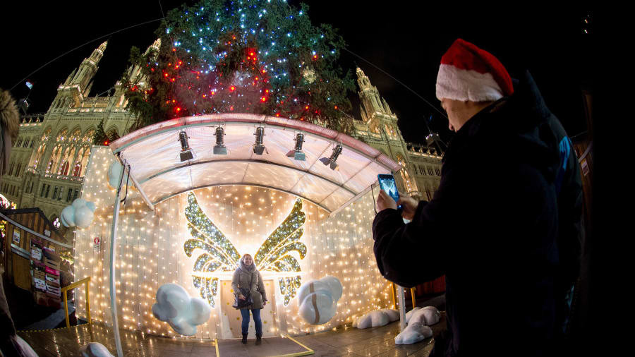 Chợ Giáng sinh ở Vienna, Áo, với 151 quầy hàng bày bán đủ mặt hàng cần thiết cho mùa Noel...