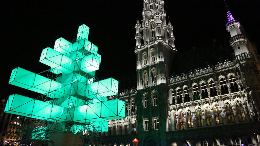 Chợ Giáng sinh Winter Wonders ở thủ đô Brussels (Bỉ) gồm hơn 200 ngôi nhà gỗ phục vụ các món ăn, bia Bỉ... Chợ được mở cửa từ ngày 30/11 đến 6/1.