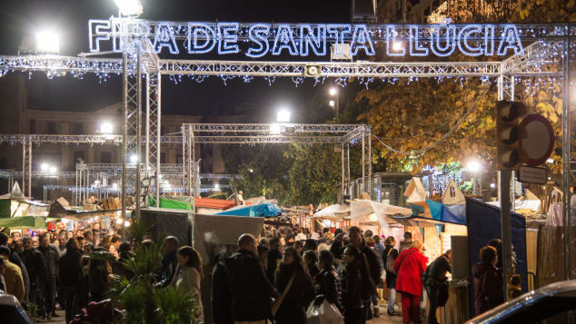 Chợ Fira de Santa Llúcia ở Barcelona, Tây Ban Nha, bắt đầu mở cửa từ ngày 13/12 và kéo dài ba tuần trong dịp lễ Giáng sinh. Khu chợ có khoảng 300 quầy hàng bày bán các đồ trang trí Giáng sinh, trang sức và cả nhạc cụ,...