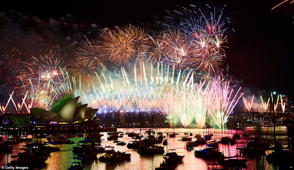 Bầu trời Sydney rực sáng trong thời khắc chuyển giao giữa năm cũ 2018 và năm mới 2019. Ảnh: Getty.