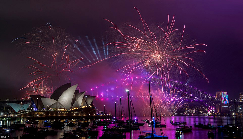 Được biết, người dân địa phương và du khách đã đổ về khu vực cầu cảng Sydney từ rất sớm để có thể chọn vị trí thuận lợi nhất chiêm ngưỡng màn bắn pháo hoa hoành tráng. Ảnh: AP.