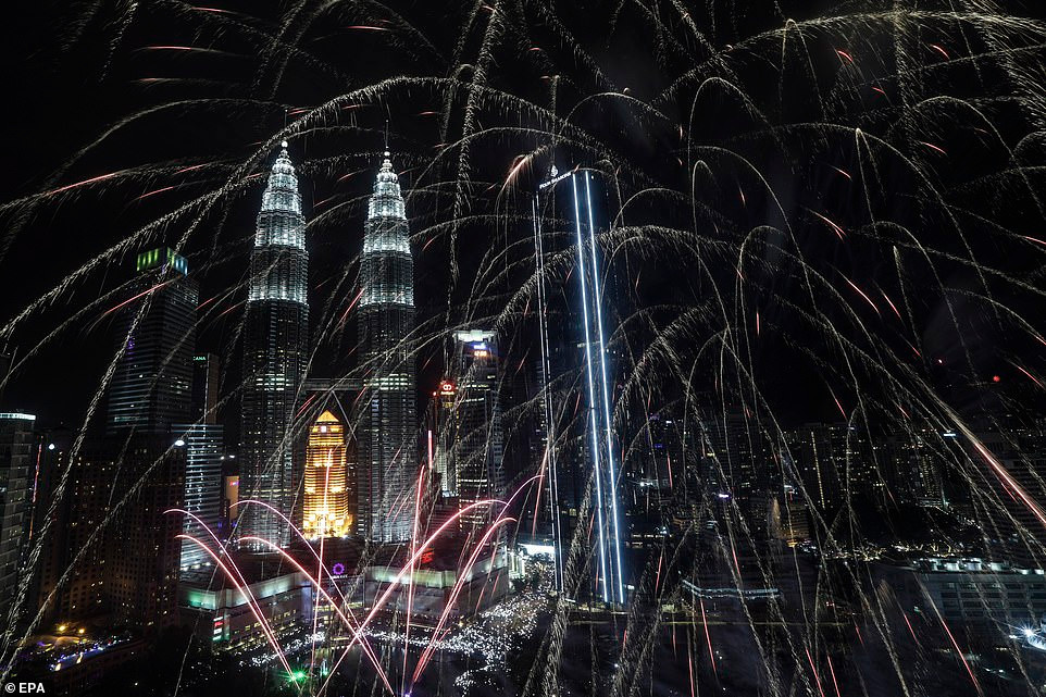 Khung cảnh lung linh ở khu vực tòa Tháp Petronas, Malaysia, trong thời khắc chuyển giao giữa năm cũ và năm mới. Ảnh: EPA.