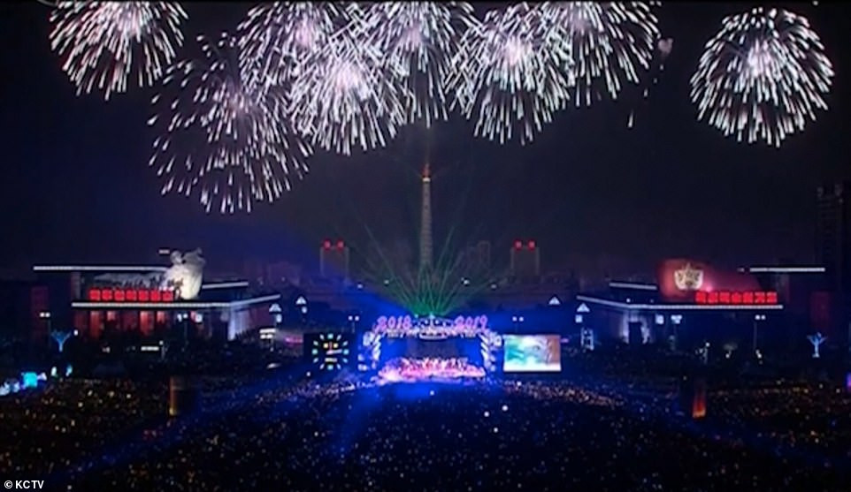 Màn bắn pháo hoa mừng Năm mới 2019 diễn ra tại quảng trường chính ở thủ đô Bình Nhưỡng, Triều Tiên. Ảnh: KCTV.