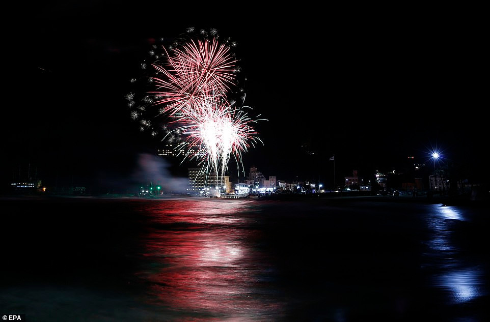 Pháo hoa rực sáng giữa đêm tối ở bãi biển Jeongdongjin, Gangneung, tỉnh Gangwon, Hàn Quốc. Ảnh: EPA.