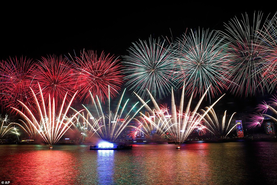 Khu vực cảng Victoria ở Hong Kong (Trung Quốc) đón năm mới bằng màn pháo hoa rực rỡ và vô cùng đẹp mắt. Ảnh: AP. 