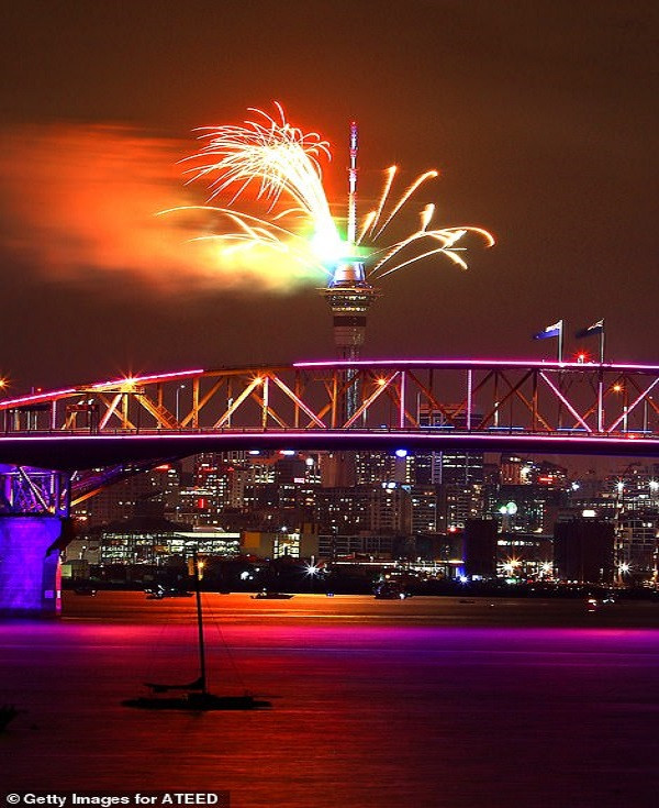 Màn bắn pháo hoa hoành tráng từ đỉnh Tháp Sky. Ảnh: Getty.