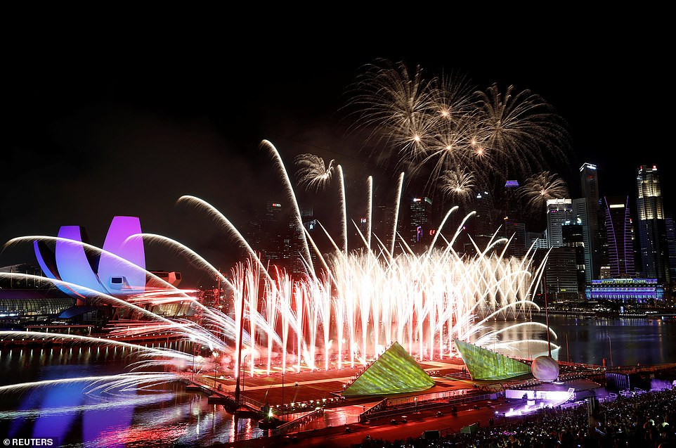 Màn pháo hoa rực rỡ đón năm mới trên Vịnh Marina, Singapore. Ảnh: Reuters.