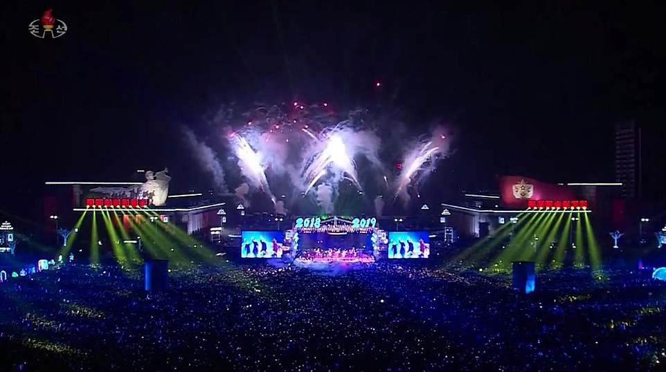 Rất đông người đã tập trung tại quảng trường này ở Bình Nhưỡng để theo dõi sự kiện đón năm mới. Ảnh: Daily Mail.