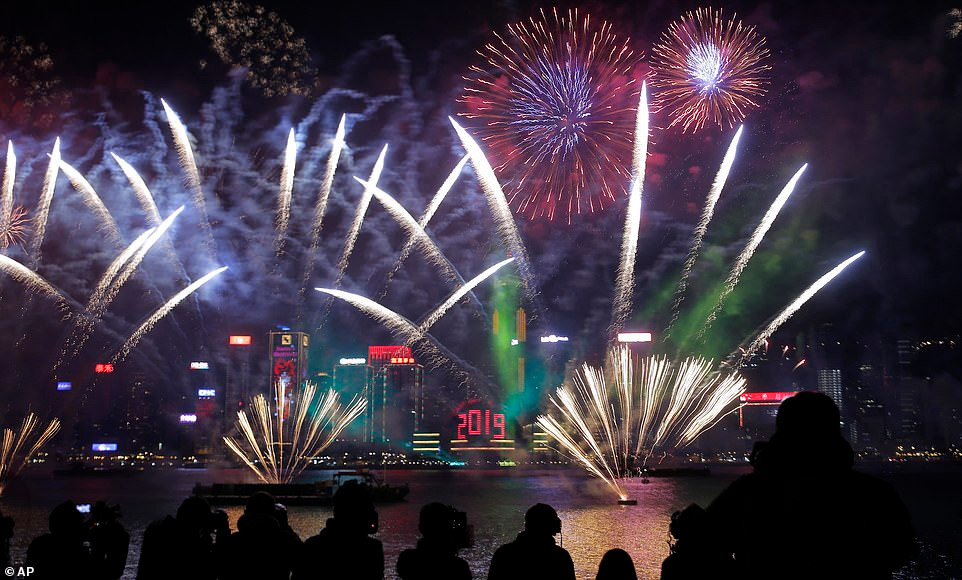 Năm 2019 đã chính thức gõ cửa nhiều vùng đất trên thế giới. Ảnh: AP.