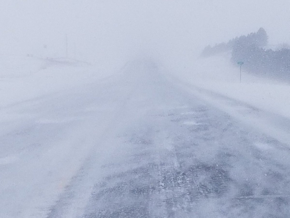 Các quan chức ở Bắc Dakota khuyến cáo mọi người không nên di chuyển ở khu vực phía đông tiểu bang này do những con đường trơn trượt và tầm nhìn hạn chế. Ảnh: Twitter.