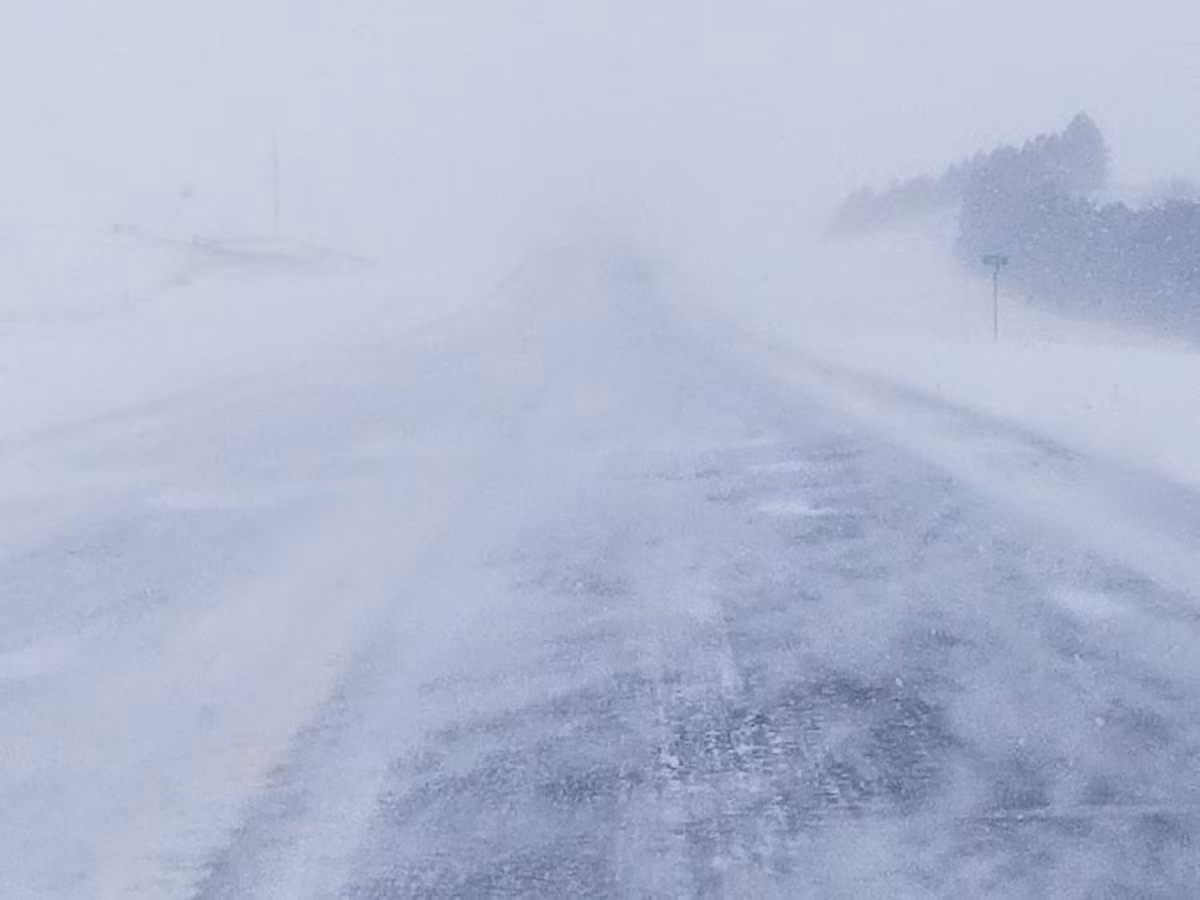 Các quan chức ở Bắc Dakota khuyến cáo mọi người không nên di chuyển ở khu vực phía đông tiểu bang này do những con đường trơn trượt và tầm nhìn hạn chế. Ảnh: Twitter.