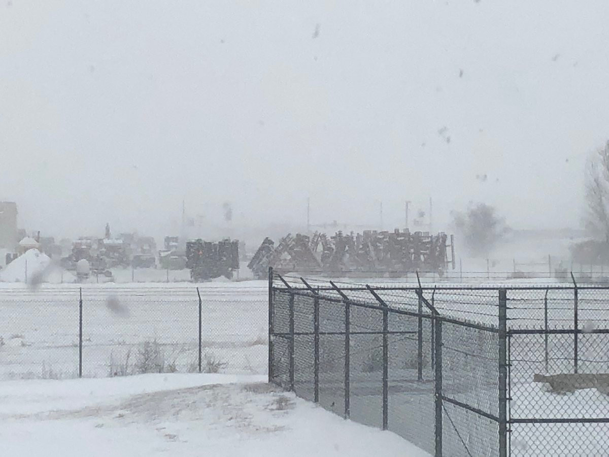 Theo AP, những ngày qua, nhiều bang của nước Mỹ chìm trong mùa đông lạnh giá nhất từ trước tới nay, đặc biệt là tại bang Minnesota, Bắc Dakota và Nam Dakota. Tại vùng Moorhead-Alexandria, phía tây bang Minnesota, tuyết rơi dày tới 28 cm hồi tuần trước. Ảnh: Twitter.