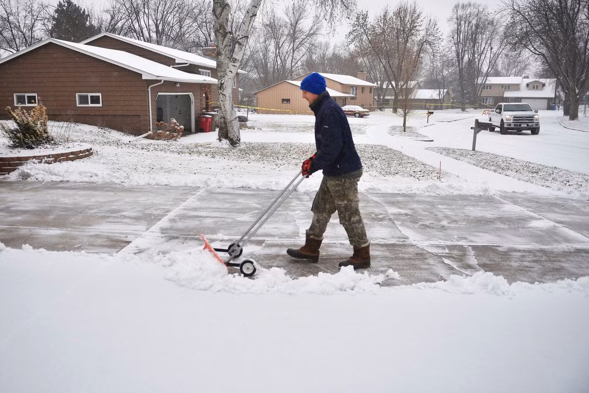 Một người dân dọn tuyết trên con đường ở Sioux Falls, Nam Dakota. Ảnh: AP.
