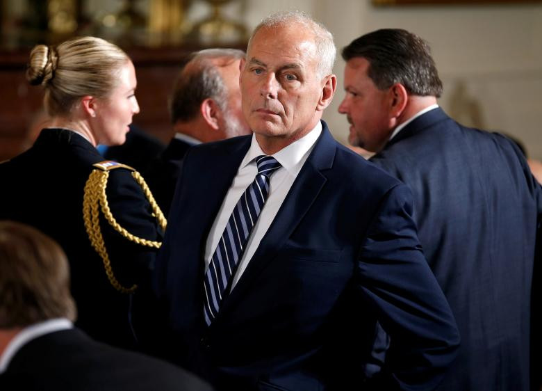 Chánh văn phòng Nhà Trắng John Kelly đứng quan sát trước buổi lễ trao Huân chương danh dự tại Phòng Đông của Nhà Trắng ở thủ đô Washington ngày 31/7/2017.