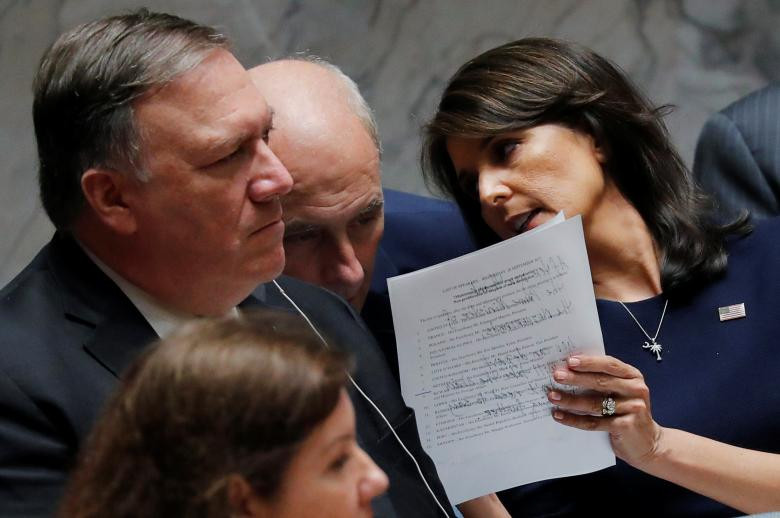 Đại sứ Mỹ tại Liên Hợp Quốc Nikki Haley trao đổi với ông Kelly tại trụ sở của Liên Hợp Quốc ở New York ngày 26/9/2018.