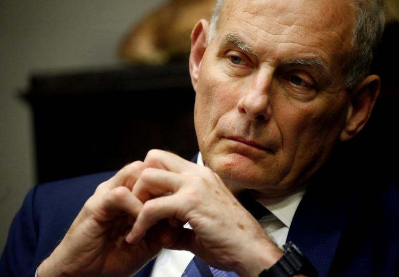 Chánh văn phòng Nhà Trắng John Kelly lắng nghe khi Tổng thống Trump có bữa trưa làm việc với các thống đốc tại Phòng Roosevelt của Nhà Trắng ngày 21/6/2018.