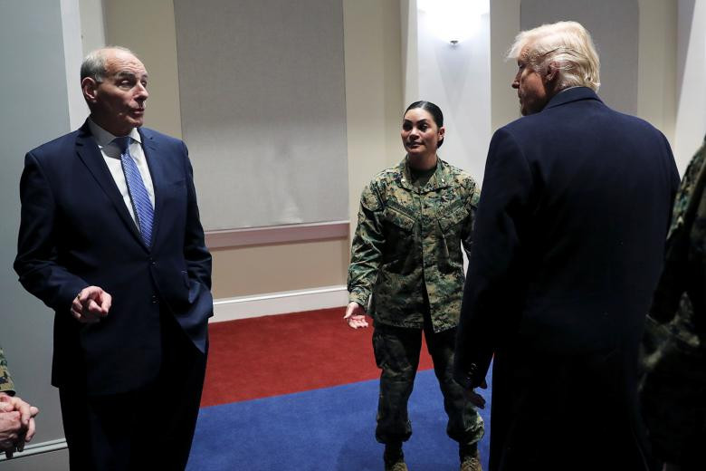 Tổng thống Trump và Chánh văn phòng Nhà Trắng John Kelly trong chuyến thăm đến một đơn vị Thủy quân Lục chiến Mỹ tại Washington ngày 15/11/2018.