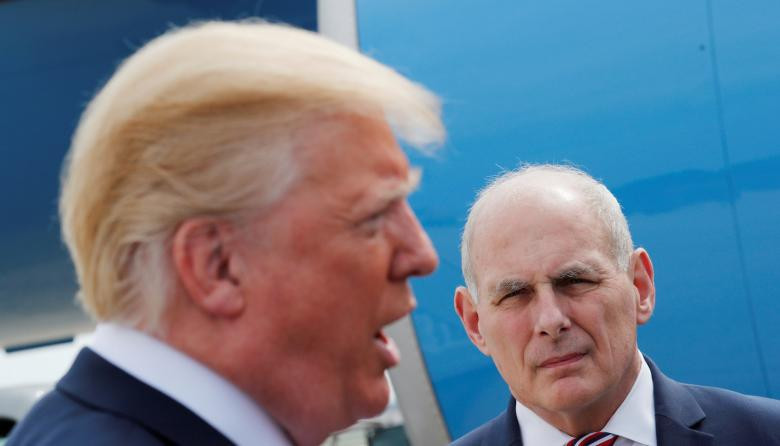 Chánh văn phòng Nhà Trắng John Kelly lắng nghe khi Tổng thống Trump trao đổi với truyền thông tại Maryland ngày 4/5/2018.