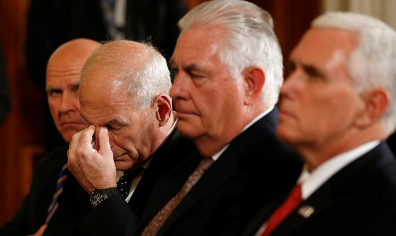 Ông Kelly ngồi cùng Cố vấn An ninh Quốc gia Mỹ khi đó là ông H.R. McMaster (ngoài cùng bên trái), Ngoại trưởng Mỹ Rex Tillerson (thứ hai bên phải) và phó Tổng thống Mỹ Mike Pence (ngoài cùng bên phải) trong lúc Tổng thống Trump tổ chức họp báo chung với Tổng thống Phần Lan Sauli Niinisto tại Nhà Trắng ngày 28/8/2017.