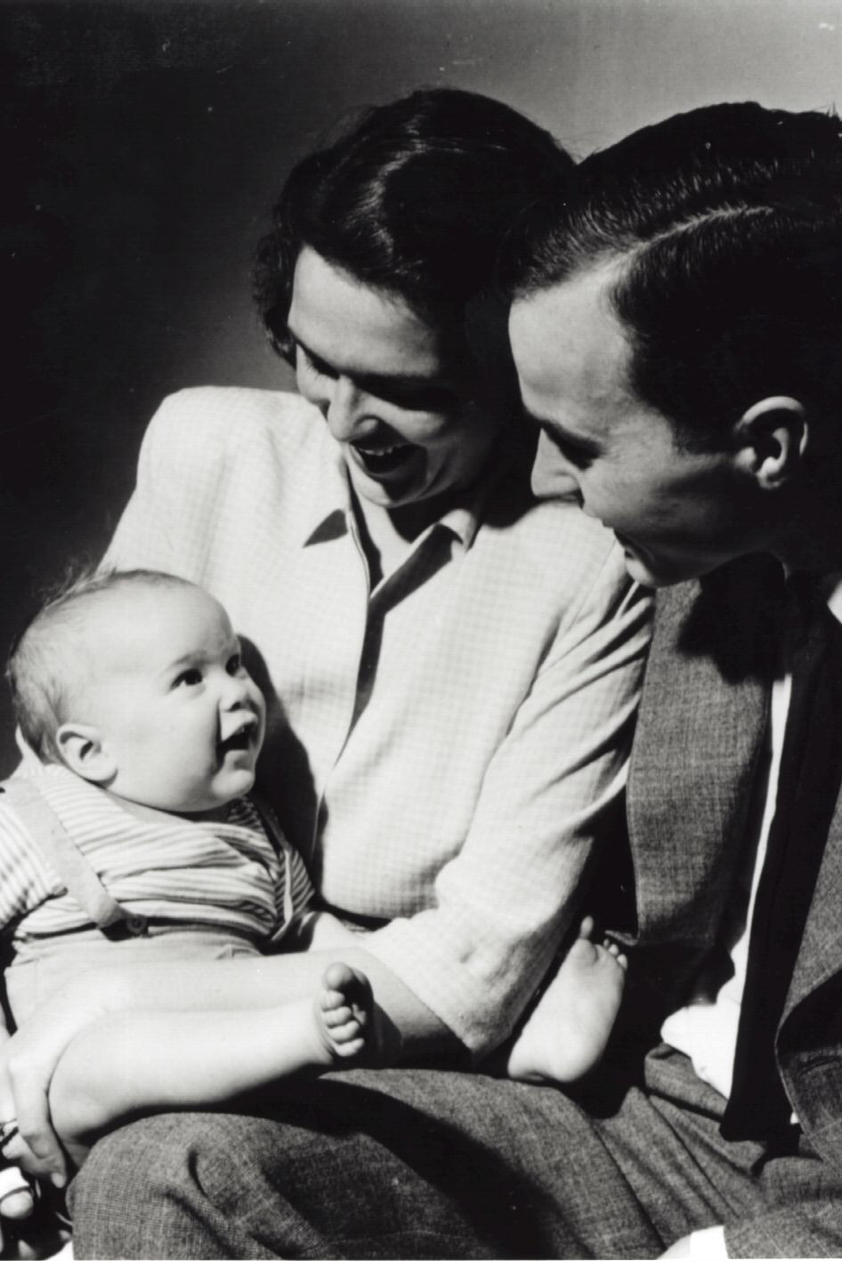 Sau khi Chiến tranh Thế giới thứ hai kết thúc, ông George tiếp tục việc học tại trường Đại học Yale ở New Haven, Conneticut, trong khi bà Barbara làm việc tại một cửa hàng cho tới khi họ chào đón đứa con đầu lòng George W. Bush năm 1946. Ảnh chụp hồi tháng 4/1947.