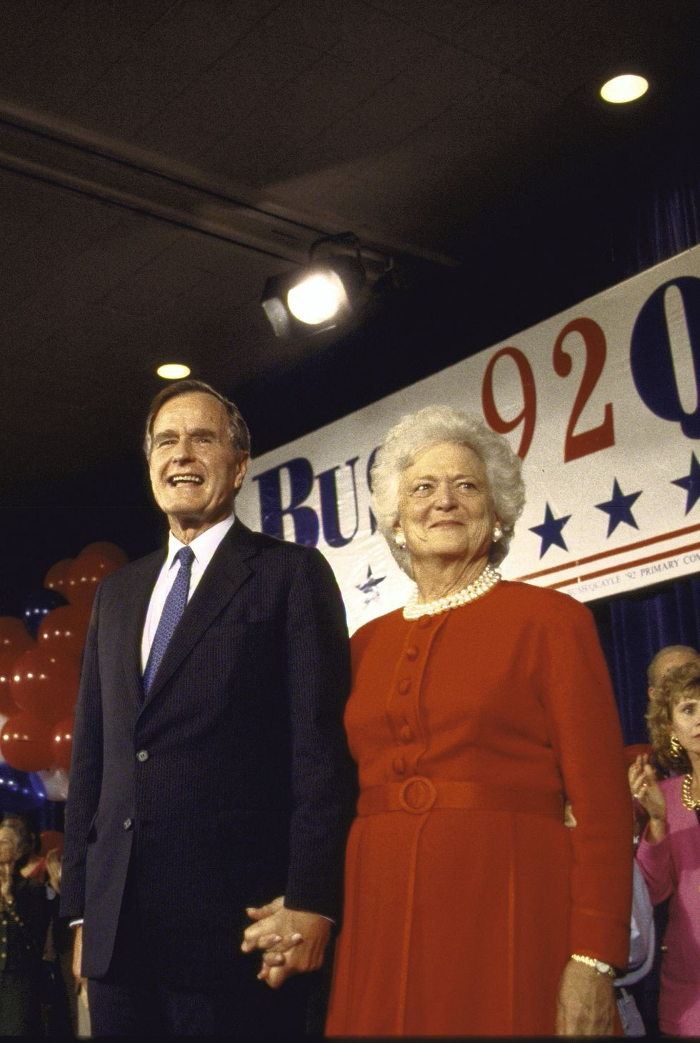 Ông George nắm chặt tay vợ, bà Barbara, trong chiến dịch vận động tái tranh cử năm 1992. Tuy nhiên, lần này vị tổng thống thứ 41 của nước Mỹ thất bại trong cuộc đua vào Nhà Trắng nhiệm kỳ thứ hai.