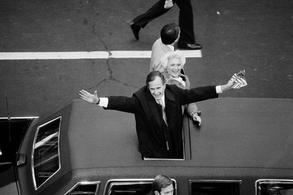 Ông George H.W.Bush trở thành Phó Tổng thống dưới thời Tổng thống Ronald Reagan những năm 1980. Và bà Barbara vẫn luôn bên cạnh đồng hành trên mọi nấc thang sự nghiệp của chồng.