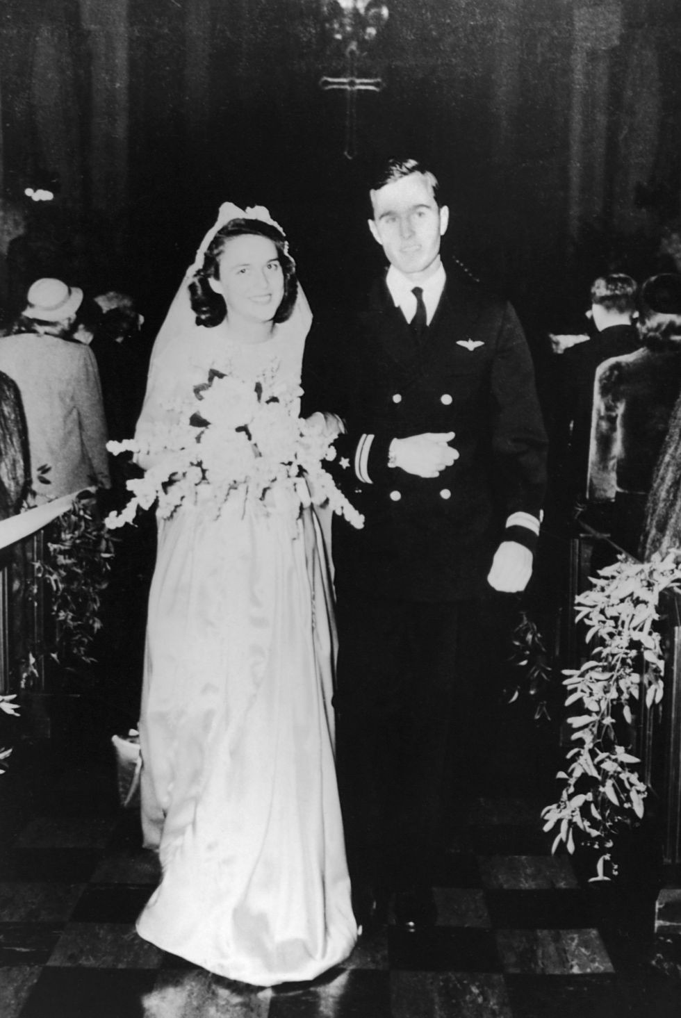 Cựu Tổng thống Bush “cha” gặp phu nhân Barbara tại một buổi khiêu vũ vào dịp lễ Giáng sinh năm 1942. Ngày 6/1/1945, cặp đôi tổ chức đám cưới tại nhà thờ First Presbyterian ở Rye, thành phố New York, Mỹ. (Nguồn ảnh: Getty)