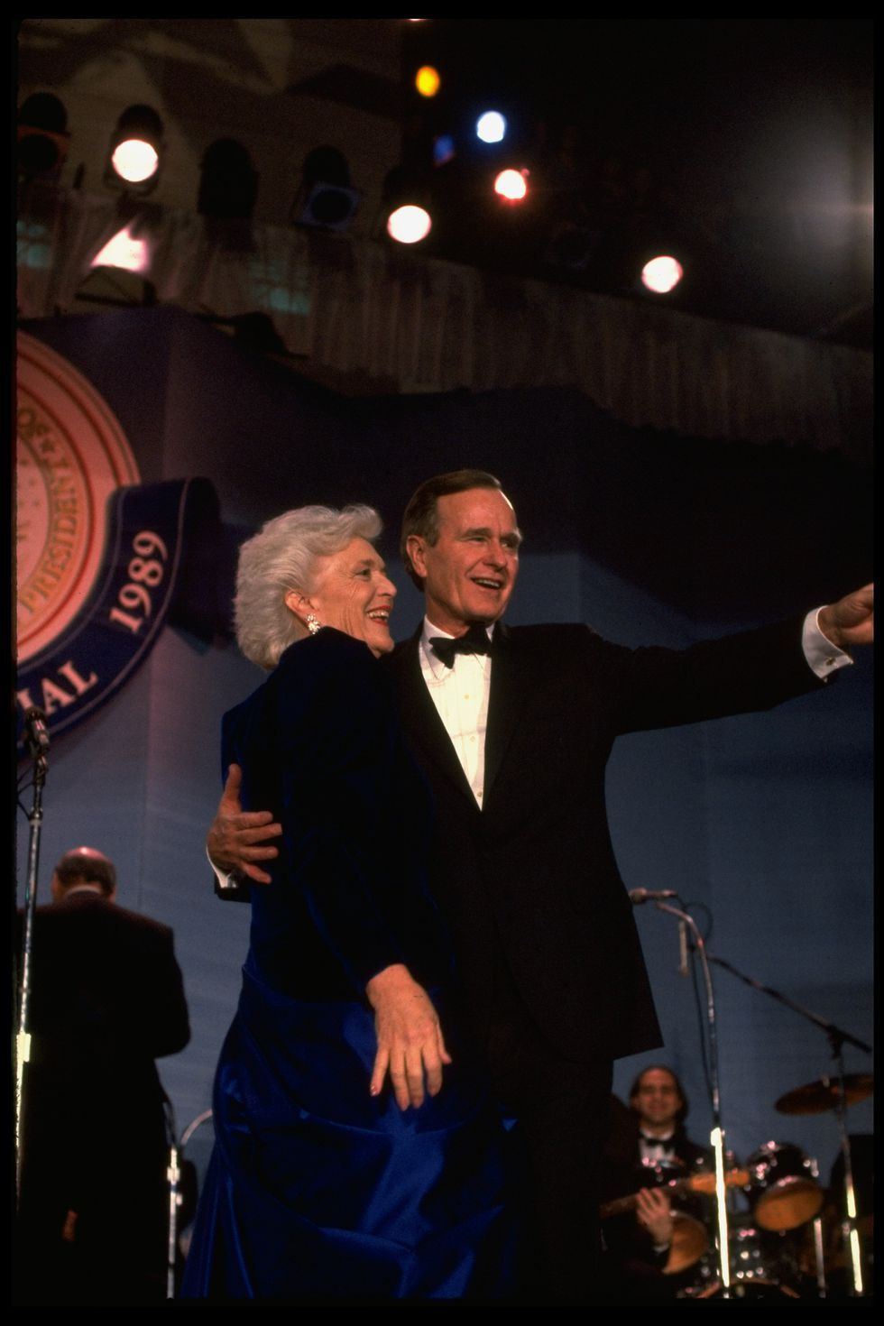 Năm 1988, ông Bush chạy đua cho vị trí Tổng thống Mỹ. Khi đó, bà Barbara đã luôn ở bên hỗ trợ ông trong suốt chiến dịch tranh cử. Ngày 20/1/1989, ông George chính thức tuyên thệ trở thành vị tổng thống thứ 41 của nước Mỹ.