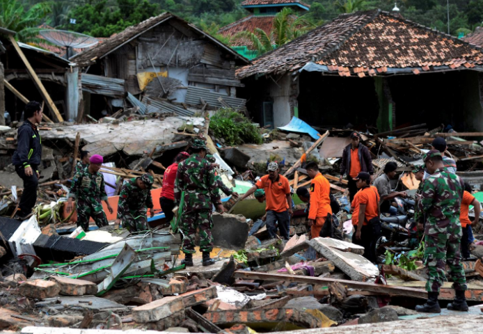 Trong bối cảnh nguy cơ một trận sóng thần mới tiếp tục xảy ra tại eo biển Sunda, lực lượng cứu hộ Indonesia đang chạy đua với thời gian để tìm kiếm những người còn mất tích cũng như thi thể nạn nhân trong thảm hoạ sóng thần tối 22/12. Ảnh: Reuters.