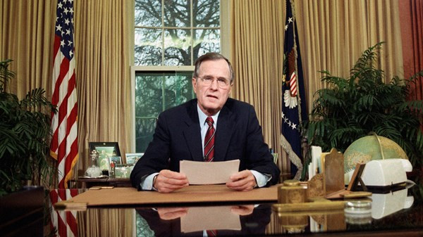 Ngày 2/8/1990, Iraq "nổ súng" tấn công Kuwait sau khi cáo buộc nước này ăn cắp dầu và âm mưu ảnh hưởng đến giá dầu. Trên cương vị Tổng thống Mỹ khi đó, cựu Tổng thống Bush “cha” đã tập hợp một liên minh toàn cầu tấn công vào Iraq để buộc nước này rút quân khỏi Kuwait. Ảnh: IE.