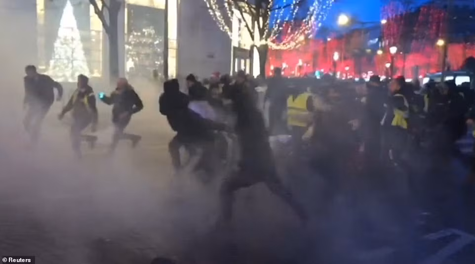 Phe “Ao vang” van bieu tinh du doi tai Phap truoc Giang sinh