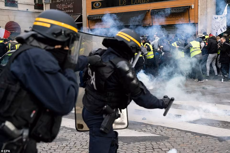 Phe “Ao vang” van bieu tinh du doi tai Phap truoc Giang sinh-Hinh-13