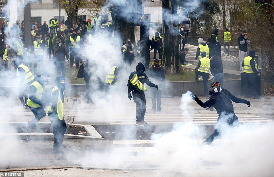 Phe “Ao vang” van bieu tinh du doi tai Phap truoc Giang sinh-Hinh-11