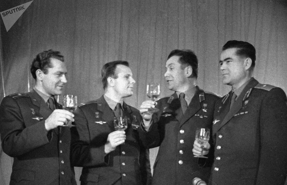 Từ trái sang phải: Các phi hành gia German Titov, Yuri Gagarin, Pavel Popovich và Andrian Nikolayev nâng cốc mừng Năm mới sắp tới năm 1963.