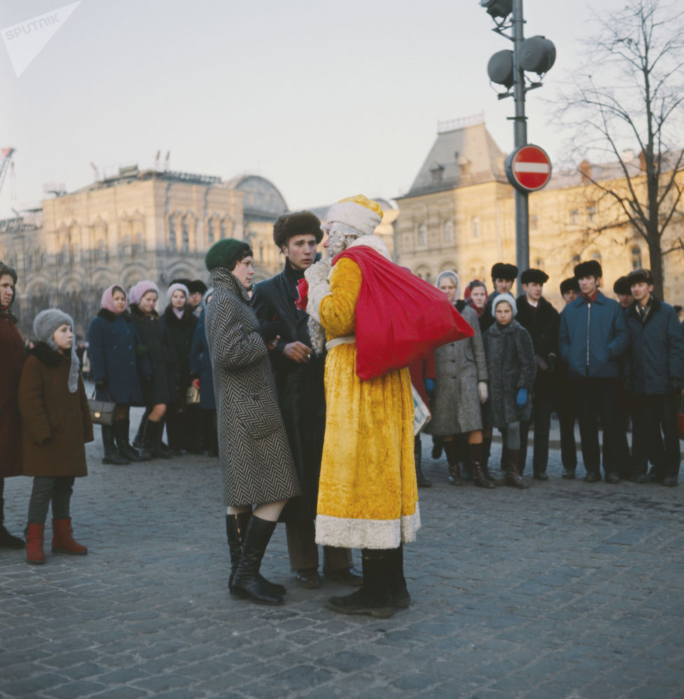 Ông già Tuyết mang theo túi quà lớn xuất hiện trên một con phố ở Liên Xô năm 1973.