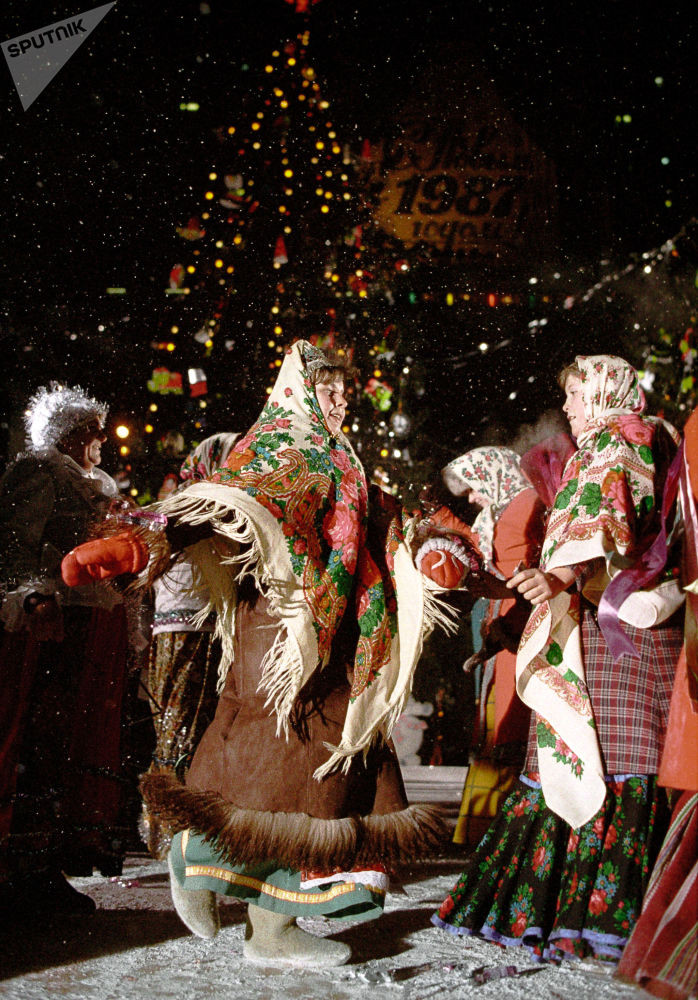 Mọi người nhảy múa mừng Năm Mới ở thủ đô Moscow năm 1987.