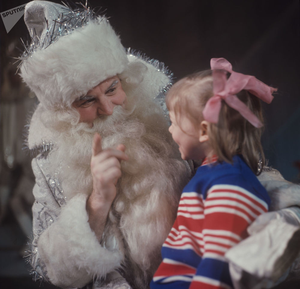 Ông già Tuyết trò chuyện với một bé gái năm 1972.